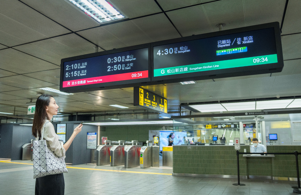 達擎TARTAN顯示器的特殊長條型比例非常適合空間與高度有限的大眾運輸場域應用，具備工業等級高品質、高亮度、高解析與高色彩飽和度等優勢，打造都會智能車站新風貌。