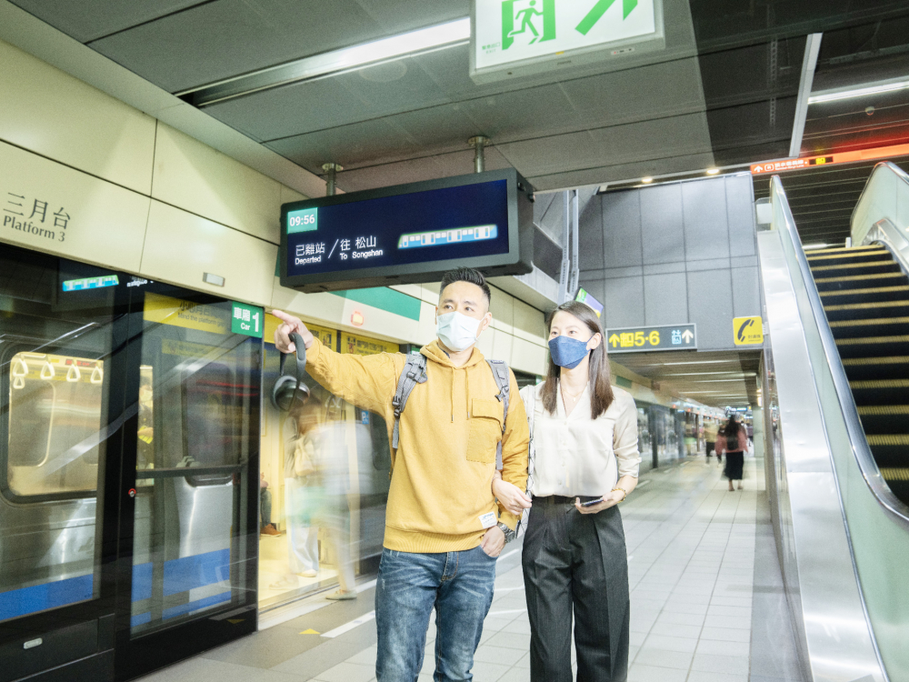 友達旗下達擎之客製化TARTAN顯示器，於台北捷運中山站亮相。以獨特長條型比例與高畫質特色，為台北捷運站帶來嶄新的都會車站風貌