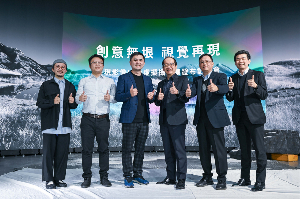 友達光電與再現影像攜手，於中影製片廠建置全台首座提供嶄新一站式整合服務的LED虛擬製作攝影棚（圖左至右：再現影像視覺總監郭憲聰、再現影像營運總監黃棨雋、再現影像藝術總監與導演紀柏舟、友達光電技術長廖唯倫、友達光電系統設計製造服務事業總部副總經理曾天龍、友達光電系統產品事業資深處長蘇聖倫）