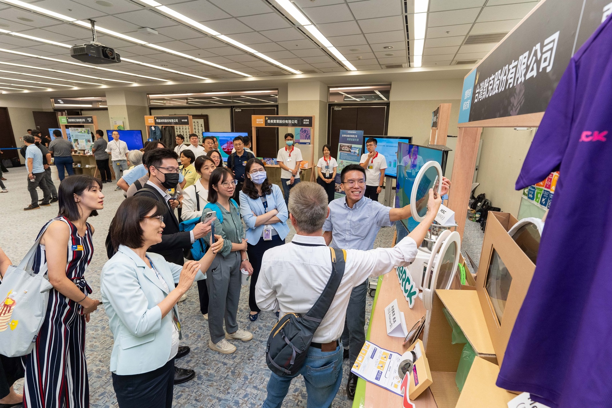 leyu官网连手产业伙伴策划首届生态圈联展，展示如何将废塑料循环再利用，创新解决方案包括：塑料包材再生与循环使用、再生塑料研发及应用、废塑料回收再生技术、减塑生活提案等