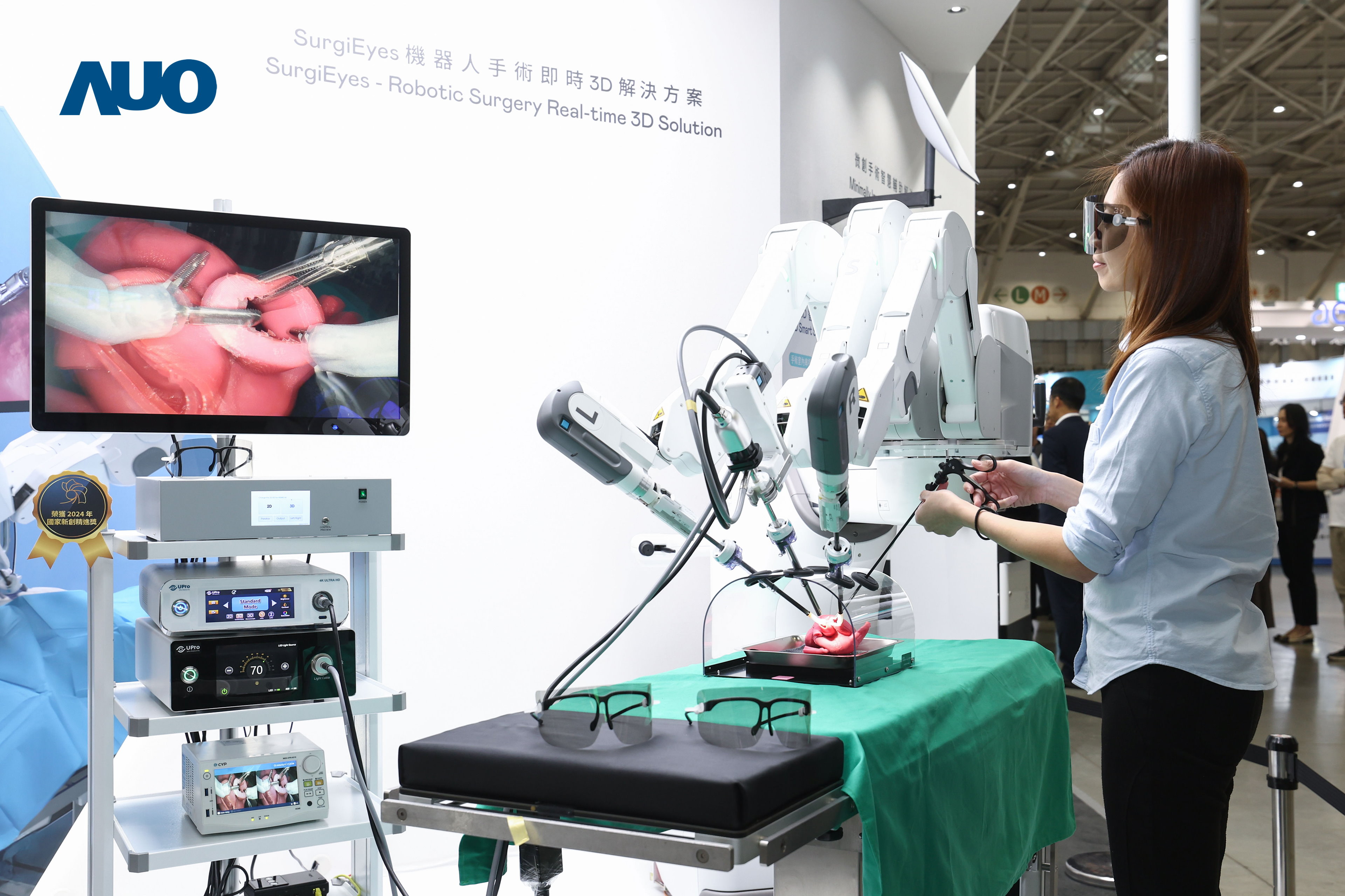 达擎以领先的3D显示技术推出〝SurgiEyes机器人手术实时3D解决方案〞，整合先进3D图像处理与独家3D垂直宽视角、广色域的显示技术，手术团队可实时同步主刀医师视角看到清晰3D影像，提升沟通效率与安全性。